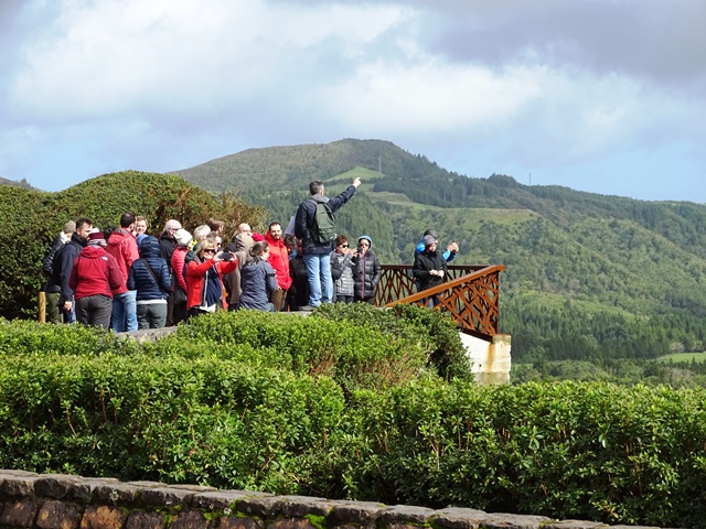 Pico do Ferro viewpoint: Adriano Pimentel describes the geology of the  Furnas  volcano to the group.