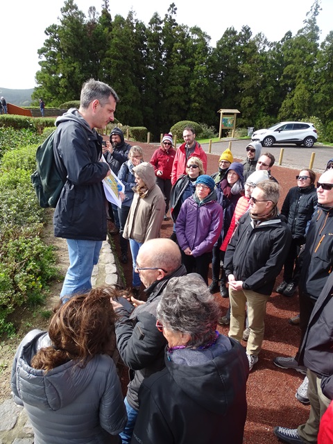 Pico do Ferro viewpoint: Adriano Pimentel  describes the geology of the Furnas volcano to the group.