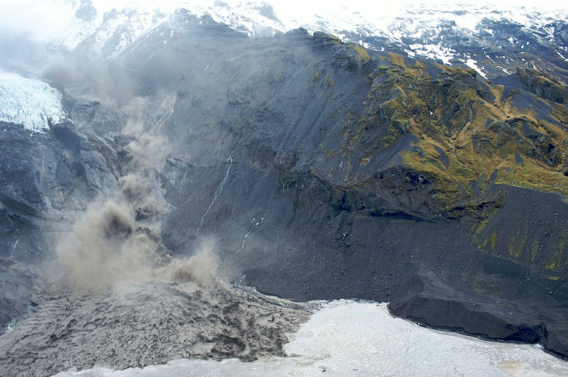 Gígjökull glacier intensely melting, creating a glacial outburst flood as a result of Eyjafjallajökull eruption. Image: Ólafur Sigurjónsson.